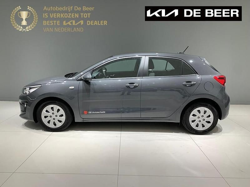 Grijs (metallic) Gebruikt 2023 Kia Rio Comfort Hatchback | € 15.995 (Super prijs) - Afbeelding 1/4