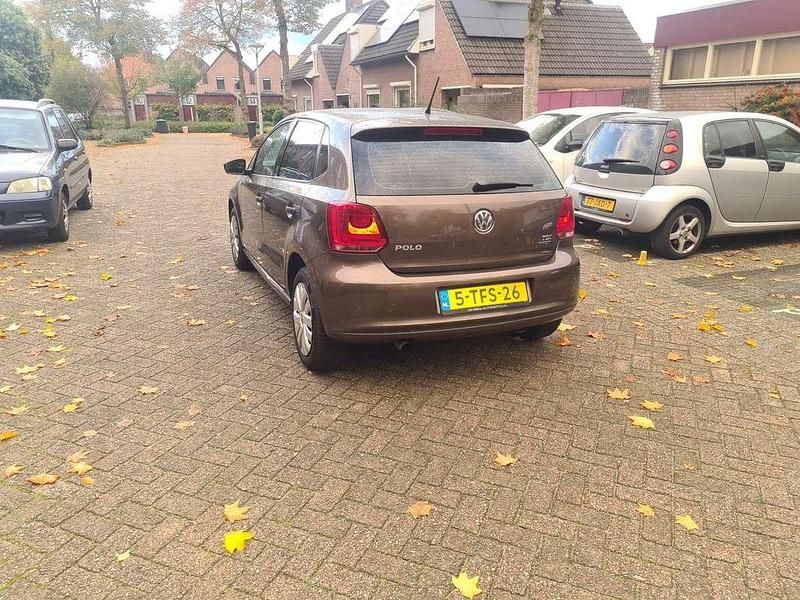 Bruin Gebruikt 2014 VW Polo Comfortline Hatchback | € 4.500 (Goede deal) - Afbeelding 1/4