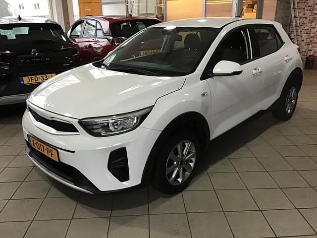 Wit (metallic) Occasion 2023 Kia Stonic SUV | € 14.850 (Super prijs) - Afbeelding 1/4