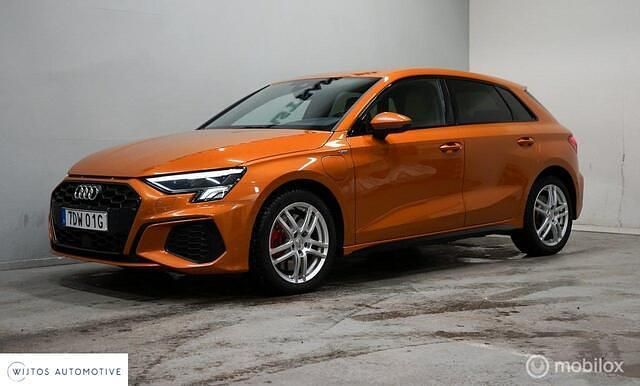 Oranje Gebruikt 2023 Audi A3 Sportback Competition Hatchback | € 29.950 (Super prijs) - Afbeelding 1/4