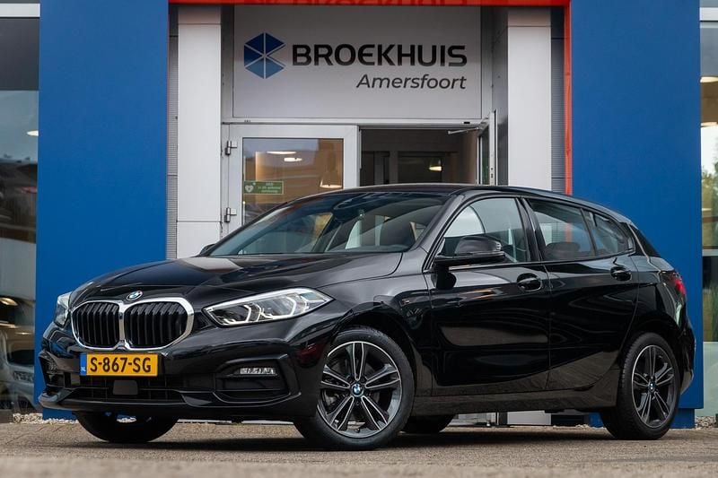 Zwart Gebruikt 2023 BMW 118 Comfort Edition Hatchback | € 26.395 (Eerlijke prijs) - Afbeelding 1/4