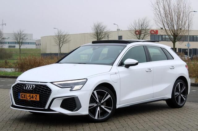 Wit Gebruikt 2022 Audi A3 Sportback S-Line Hatchback | € 31.450 (Eerlijke prijs) - Afbeelding 1/4