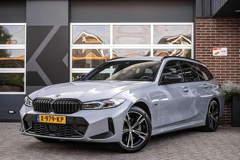 Grijs Gebruikt 2022 BMW 330e M Sport Stationwagen | € 42.950 (Iets duurder) - Afbeelding 1/4