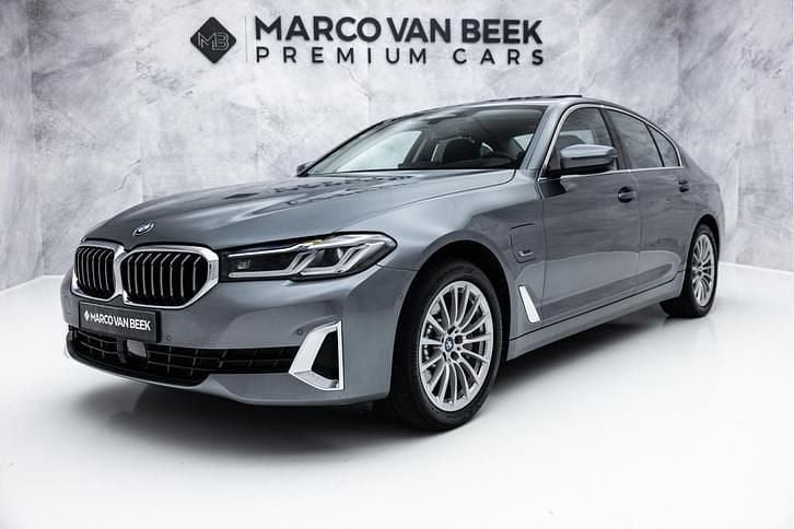 C2y bluestone metallic (grijs metallic) Gebruikt 2022 BMW 530e Executive Sedan | € 37.850 (Super prijs) - Afbeelding 1/4