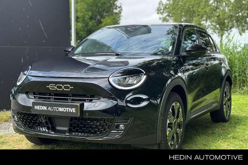 Zwart Nieuw 2025 Fiat 600 La Prima SUV | € 36.098 (Eerlijke prijs) - Afbeelding 1/3
