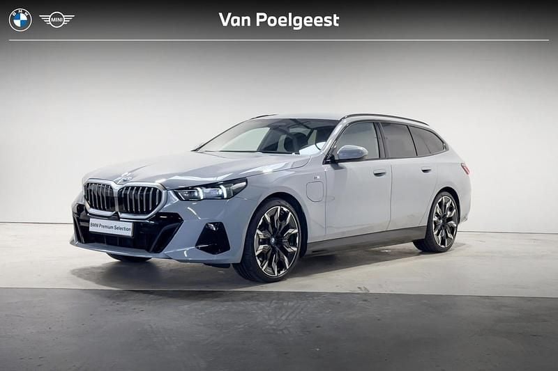 Grijs Gebruikt 2024 BMW 530e M Sport Stationwagen | € 69.995 - Afbeelding 1/4