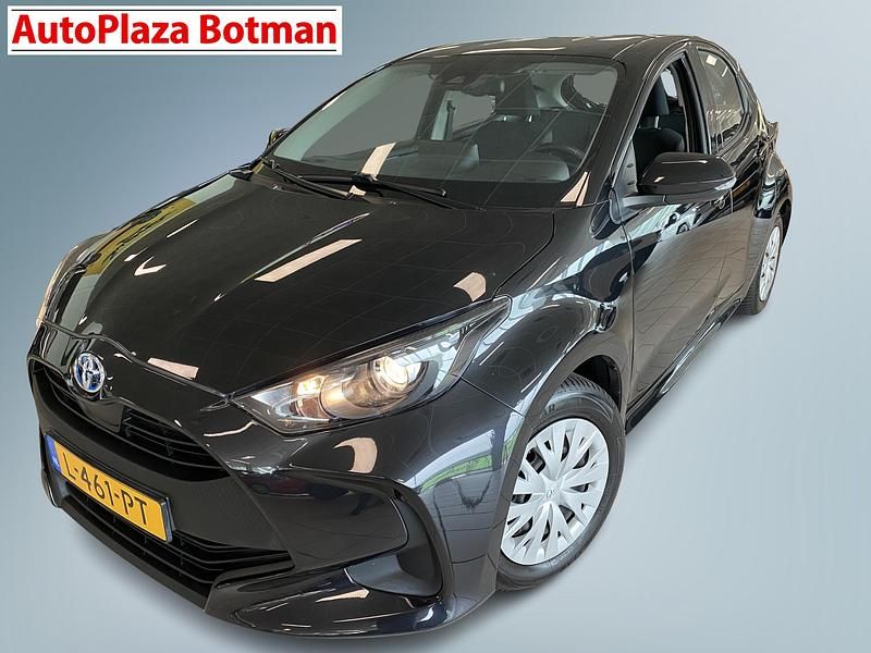 Zwart (metallic) Gebruikt 2021 Toyota Yaris Hybrid Active Hatchback | € 19.950 (Eerlijke prijs) - Afbeelding 1/4