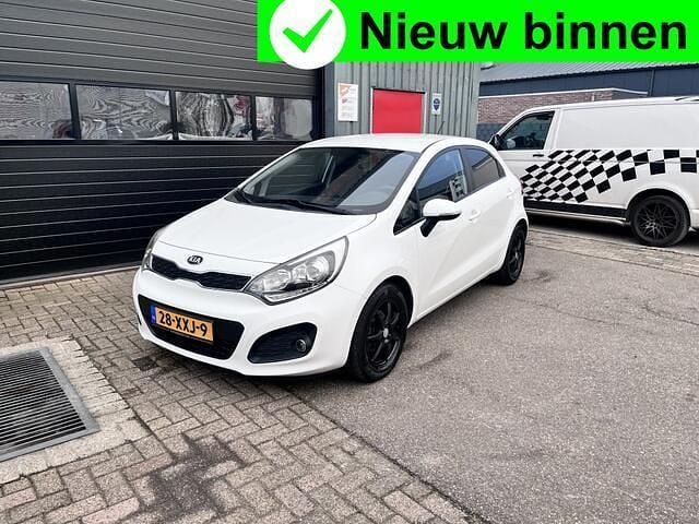 Wit Occasion 2012 Kia Rio Plus Hatchback | € 4.950 (Eerlijke prijs) - Afbeelding 1/4
