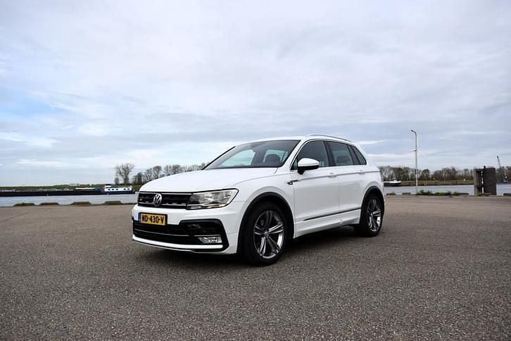 Wit Occasion 2017 VW Tiguan R-line SUV | € 15.250 - Afbeelding 1/4