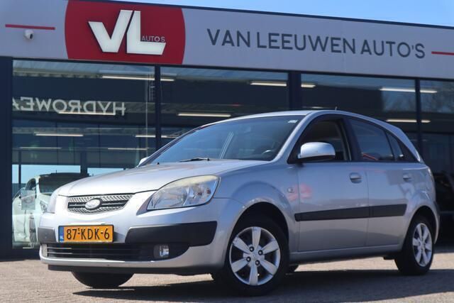 Grijs, metallic lak Gebruikt 2009 Kia Rio Hatchback | € 3.248 (Eerlijke prijs) - Afbeelding 1/4