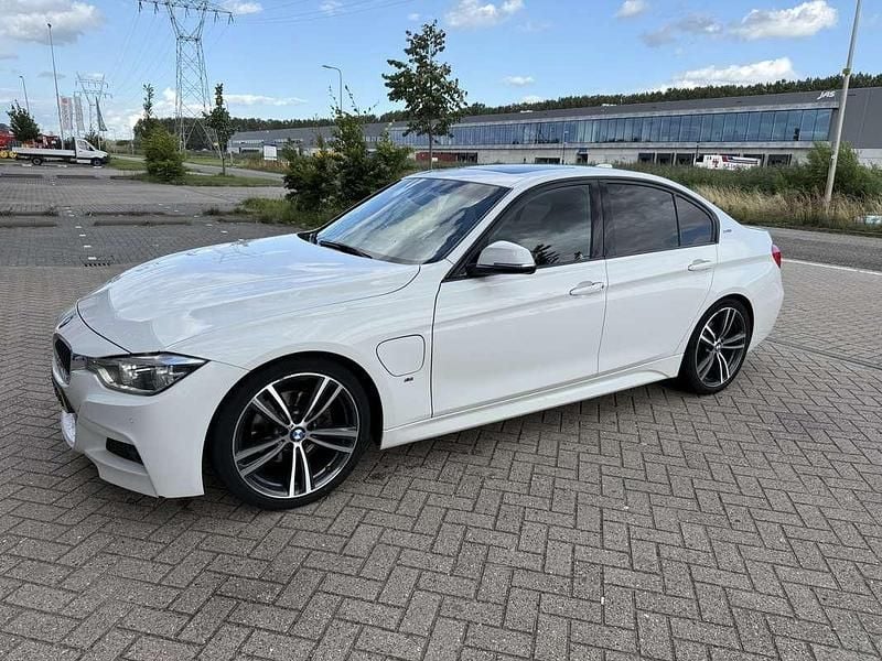 Wit Gebruikt 2016 BMW 330e iPerformance Sedan | € 13.000 (Goede deal) - Afbeelding 1/4