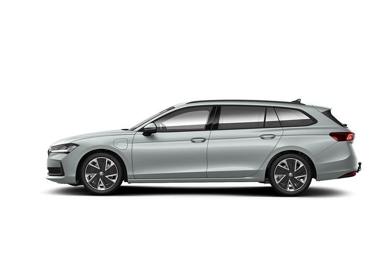 Nieuw Skoda Superb Business Line 2025 Pebble silver Stationwagen