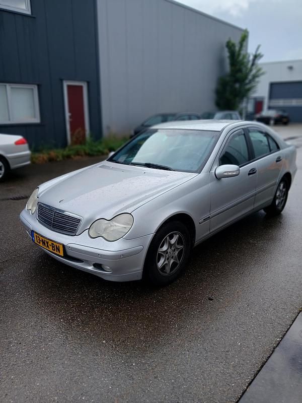 Grijs (metallic) Gebruikt 2004 Mercedes C180 Classic Sedan | € 2.800 (Eerlijke prijs) - Afbeelding 1/4