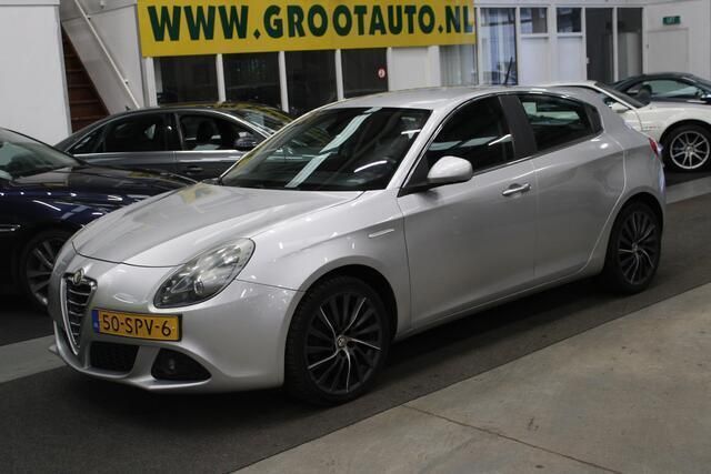 Grijs, metallic lak Gebruikt 2010 Alfa Romeo Giulietta Distinctive Hatchback | € 5.944 (Goede deal) - Afbeelding 1/4