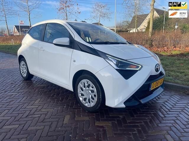 Wit Occasion 2019 Toyota Aygo X-play Hatchback | € 6.750 (Goede deal) - Afbeelding 1/4