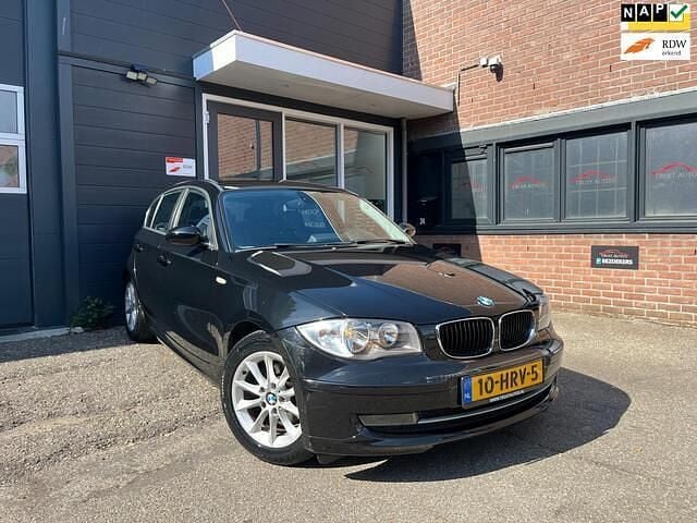 Zwart Gebruikt 2009 BMW 116 Hatchback | € 5.999 (Eerlijke prijs) - Afbeelding 1/4
