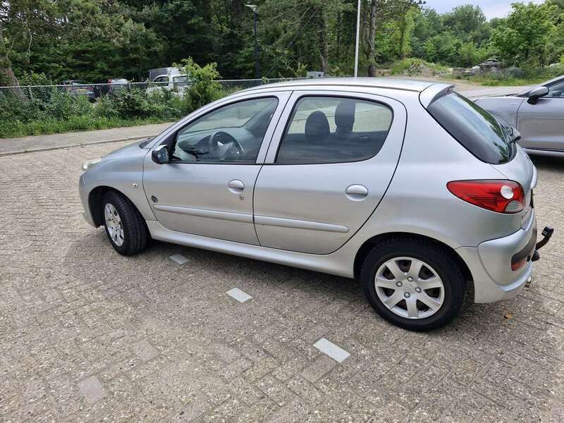 Grijs Gebruikt 2012 Peugeot 206 Urban Move Hatchback | € 2.750 (Goede deal) - Afbeelding 1/4
