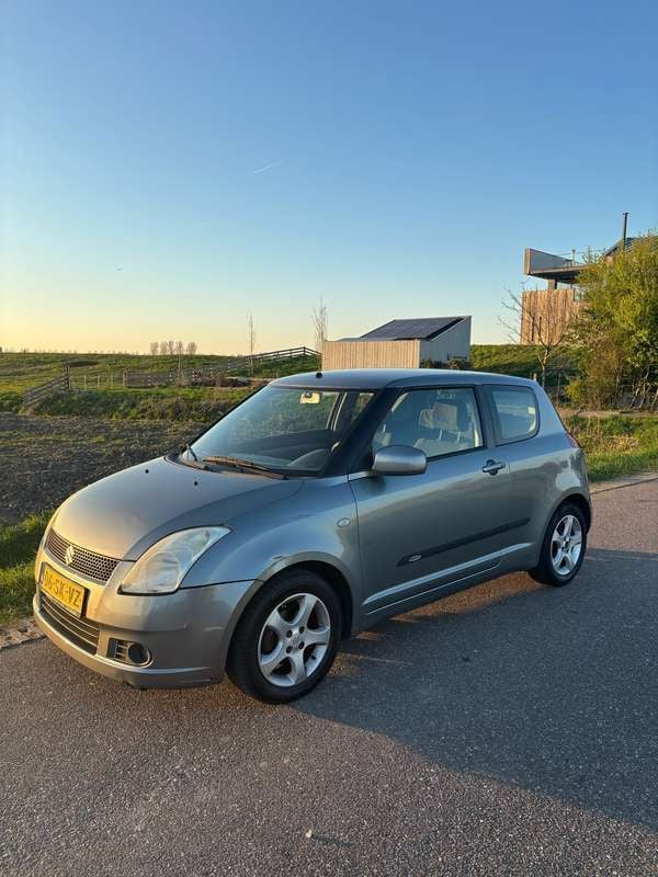 Grijs Gebruikt 2006 Suzuki Swift Exclusive Hatchback | € 900 (Goede deal) - Afbeelding 1/4