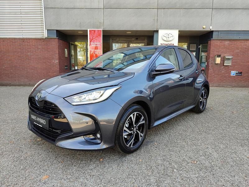 Grijs Nieuw 2025 Toyota Yaris Hybrid Hatchback | € 32.879 (Duur) - Afbeelding 1/4