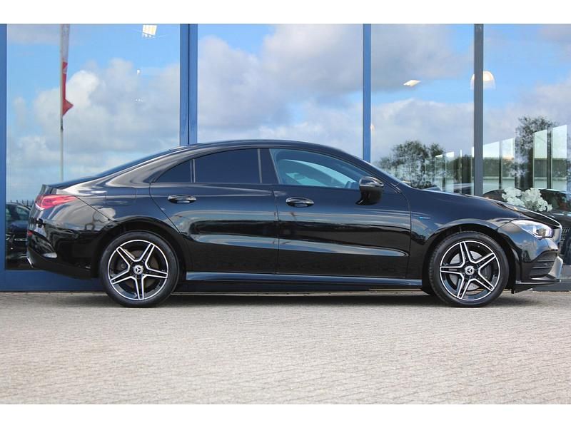 Zwart Gebruikt 2021 Mercedes CLA250 Business Sedan | € 32.900 (Goede deal) - Afbeelding 1/4