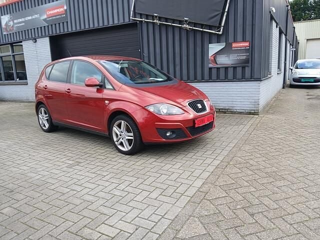 Rood (metallic) Gebruikt 2009 Seat Altea Style MPV | € 4.750 (Iets duurder) - Afbeelding 1/4