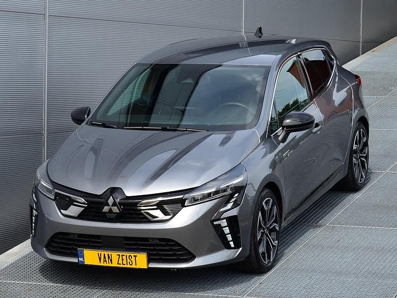 Grijs Gebruikt 2024 Mitsubishi Colt Edition Hatchback | € 24.950 (Eerlijke prijs) - Afbeelding 1/4