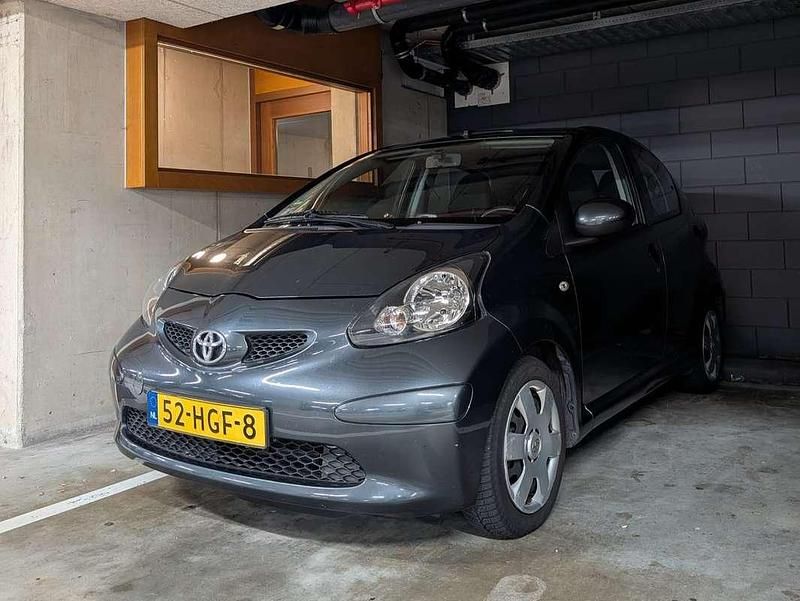 Grijs Gebruikt 2008 Toyota Aygo Hatchback | € 2.800 (Eerlijke prijs) - Afbeelding 1/4