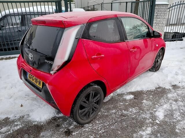 Rood Gebruikt 2016 Toyota Aygo X-wave Hatchback | € 8.450 (Eerlijke prijs) - Afbeelding 1/4