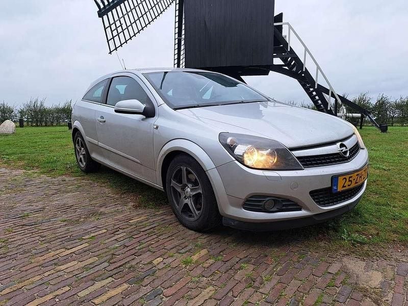 Grijs Gebruikt 2008 Opel Astra Executive Coupé | € 1.899 (Eerlijke prijs) - Afbeelding 1/4