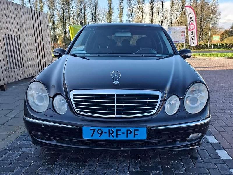 Zwart Gebruikt 2005 Mercedes E220 Sedan | € 8.450 - Afbeelding 1/4