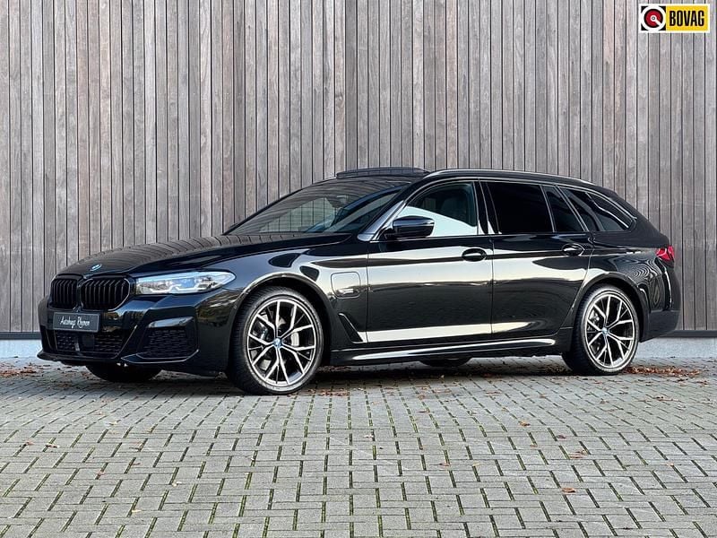 Zwart Occasion 2022 BMW 530 M Sport Stationwagen | € 39.900 (Eerlijke prijs) - Afbeelding 1/4