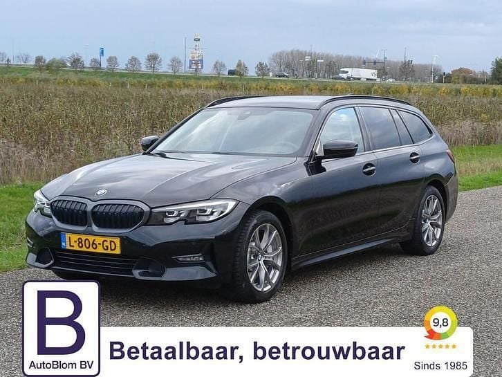 Zwart (metallic) Gebruikt 2020 BMW 330 Executive Stationwagen | € 27.995 (Super prijs) - Afbeelding 1/4