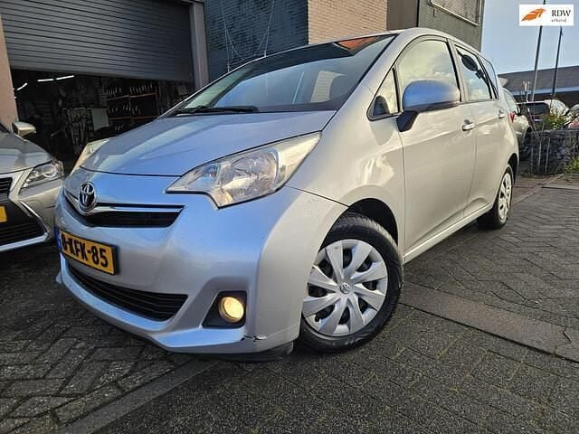 Grijs (metallic) Occasion 2011 Toyota Verso-S MPV | € 5.350 (Eerlijke prijs) - Afbeelding 1/4