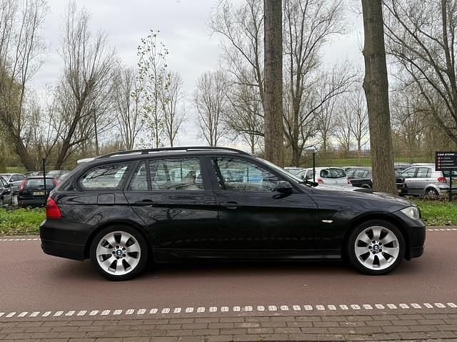Zwart (metallic) Occasion 2005 BMW 320 Executive Stationwagen | € 1.649 - Afbeelding 1/4