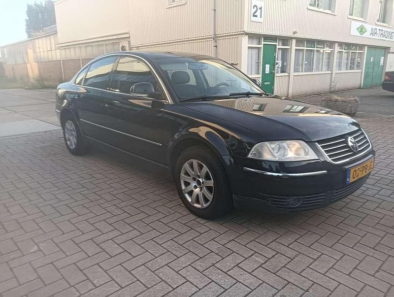 Zwart Gebruikt 2004 VW Passat Sedan | € 1.999 (Duur) - Afbeelding 1/4