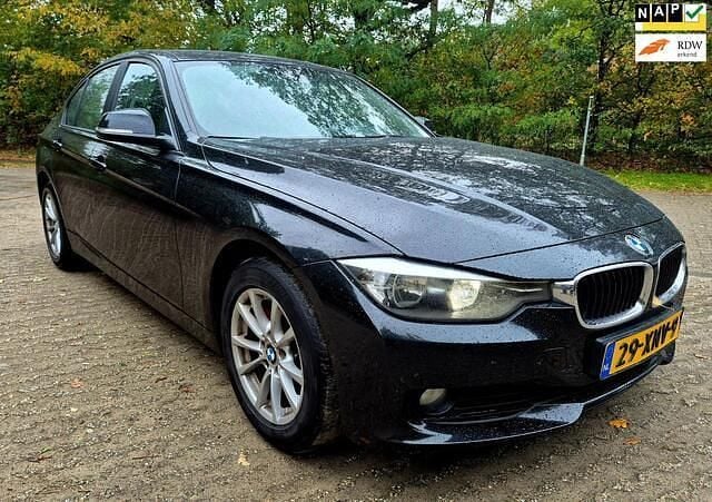Zwart Gebruikt 2012 BMW 320 Executive Sedan | € 14.750 (Eerlijke prijs) - Afbeelding 1/4