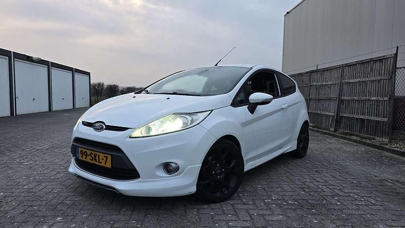 Wit Occasion 2011 Ford Fiesta Metall Hatchback | € 4.250 (Super prijs) - Afbeelding 1/4
