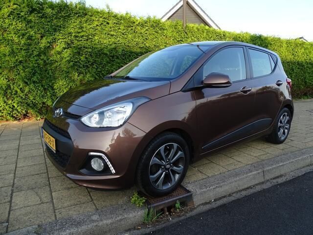 Bruin Gebruikt 2015 Hyundai i10 Hatchback | € 10.950 (Eerlijke prijs) - Afbeelding 1/4