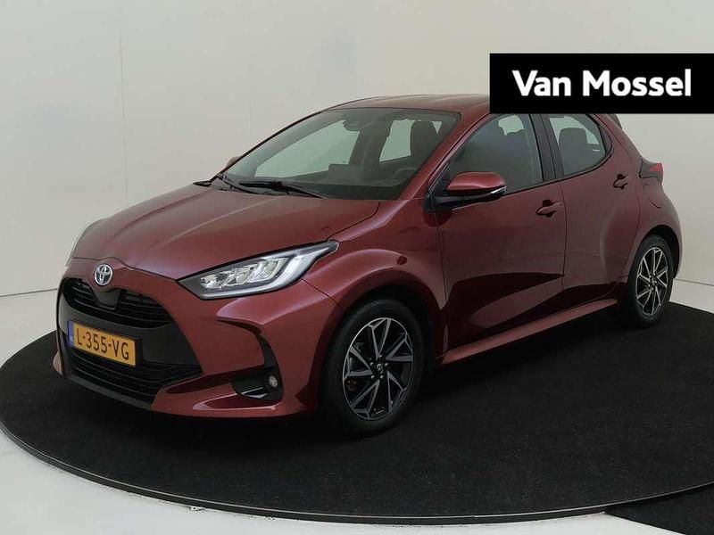 Rood Gebruikt 2021 Toyota Yaris Hybrid Hatchback | € 20.940 (Eerlijke prijs) - Afbeelding 1/4