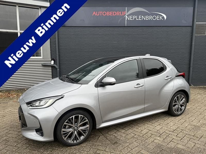 Grijs Occasion 2024 Toyota Yaris Edition Hatchback | € 26.500 (Eerlijke prijs) - Afbeelding 1/4