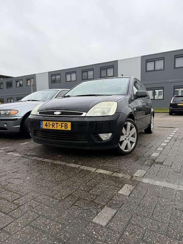 Occasion 2005 Ford Fiesta Ambiente Sedan | € 1.550 (Duur) - Afbeelding 1/4