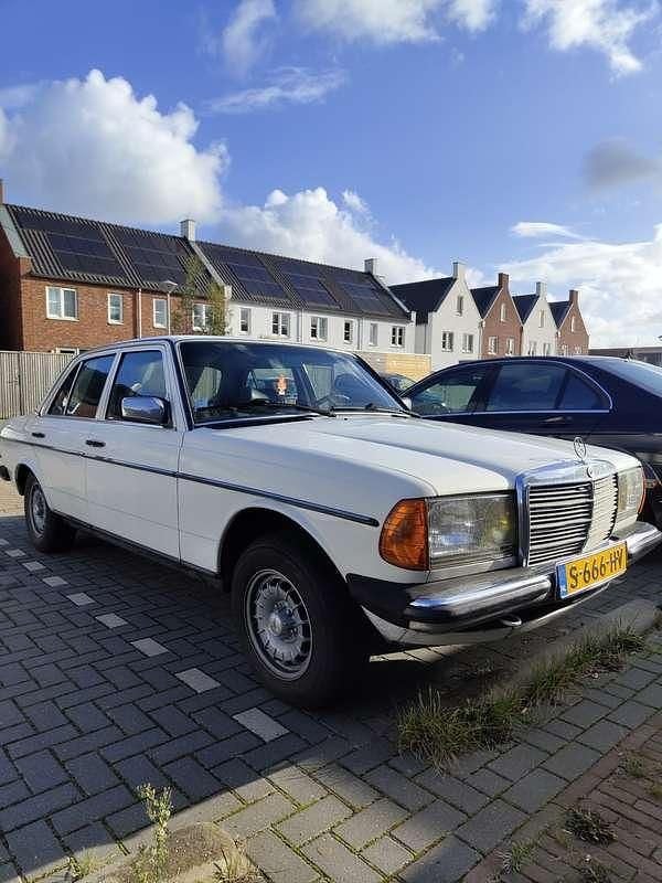 Wit Gebruikt 1983 Mercedes 240 Sedan | € 7.000 - Afbeelding 1/4