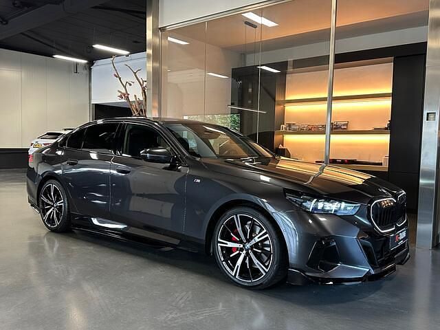 Grijs Gebruikt 2024 BMW 520 M Performance Sedan | € 57.999 - Afbeelding 1/4