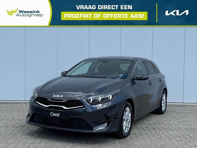 Grijs Nieuw 2025 Kia Ceed Hatchback | € 35.645 (Iets duurder) - Afbeelding 1/4