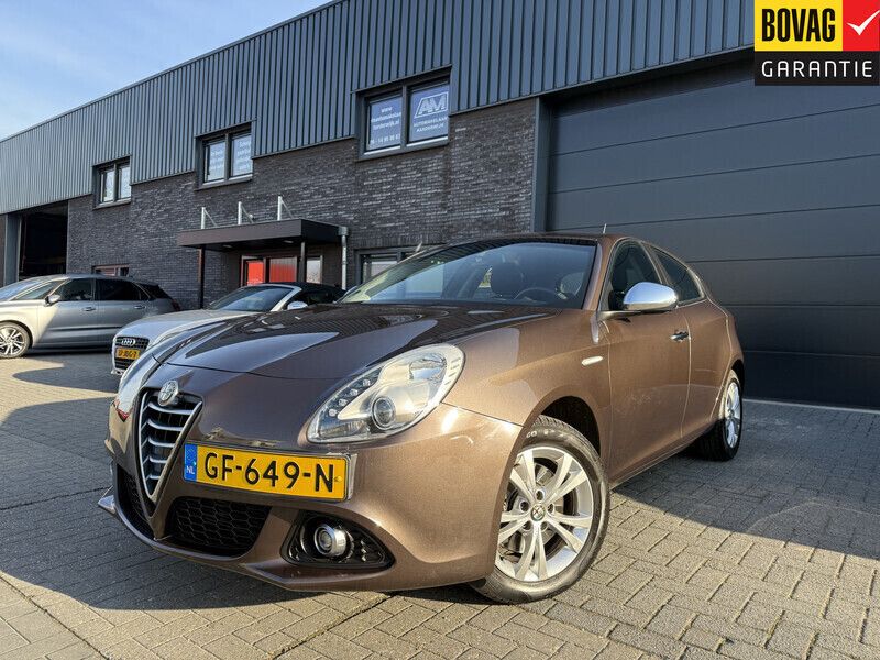 Bruin Gebruikt 2015 Alfa Romeo Giulietta Distinctive Hatchback | € 11.450 (Eerlijke prijs) - Afbeelding 1/4