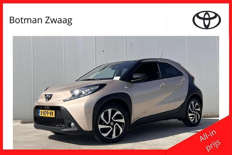 Bruin Gebruikt 2023 Toyota Aygo Pulse Hatchback | € 21.999 (Duur) - Afbeelding 1/4