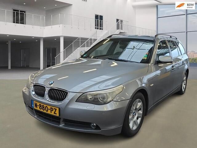 Grijs Occasion 2006 BMW 523 Stationwagen | € 3.995 (Eerlijke prijs) - Afbeelding 1/4