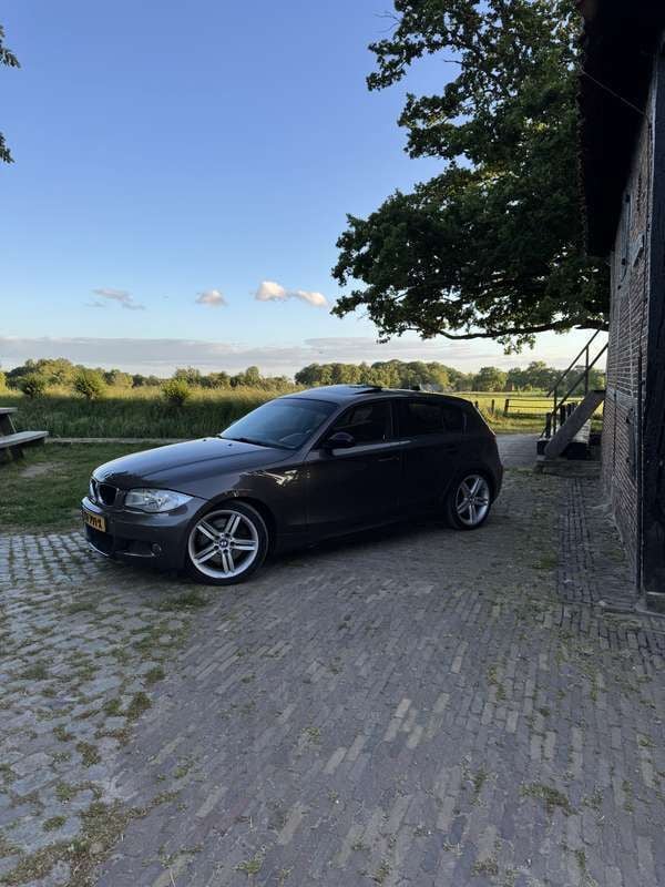 Bruin Gebruikt 2007 BMW 130 Executive Hatchback | € 7.800 (Eerlijke prijs) - Afbeelding 1/4