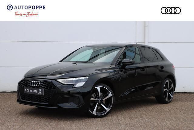 Zwart Gebruikt 2022 Audi A3 Sportback Basis Hatchback | € 29.950 (Iets duurder) - Afbeelding 1/4