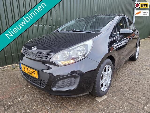 Zwart (metallic) Occasion 2011 Kia Rio Plus Hatchback | € 5.990 (Goede deal) - Afbeelding 1/4